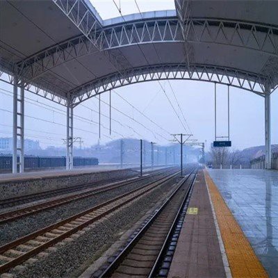 Budova struktury kovové železniční stanice